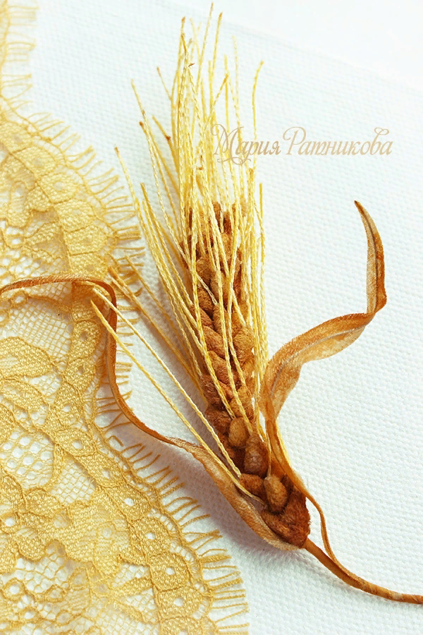 Брошь "ЗОЛОТОЙ КОЛОСОК". Ювелирная шёлковая флористика.
Художник Мария Ратникова.