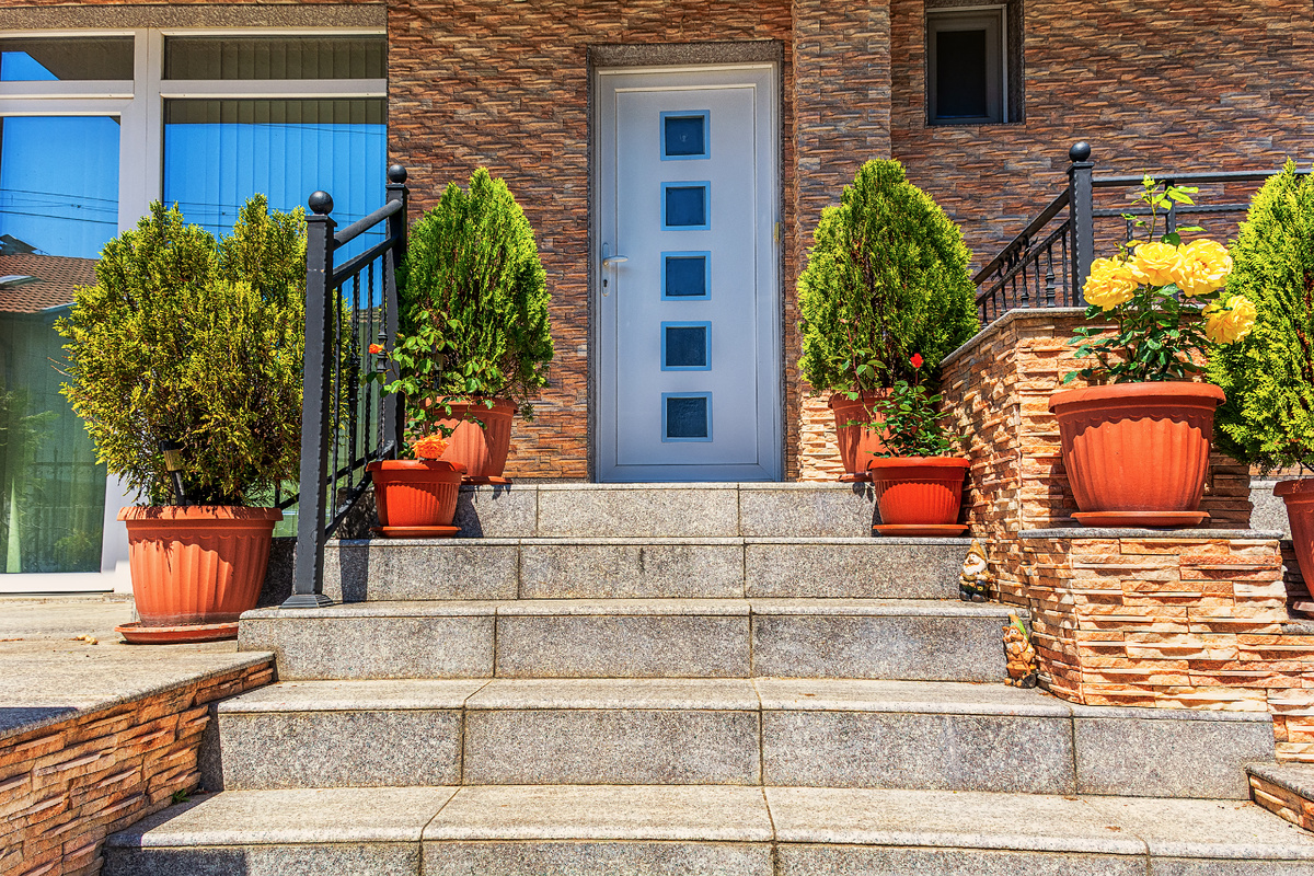 Вариант крыльца со ступениями для частного дома