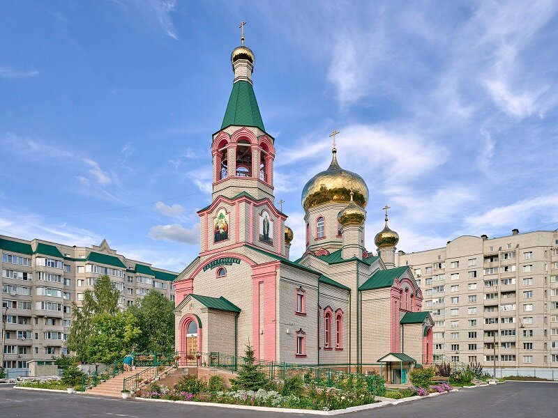 Свято-Троицкий кафедральный собор в городе Железногорске возводили более 10 лет на средства благотворителей и пожертвования верующих, его горожане называют «народным», а день его освящения участники