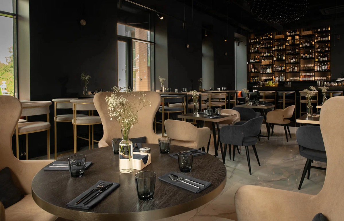Покраска стен и потолка в ресторане ONLY WINE Маяк