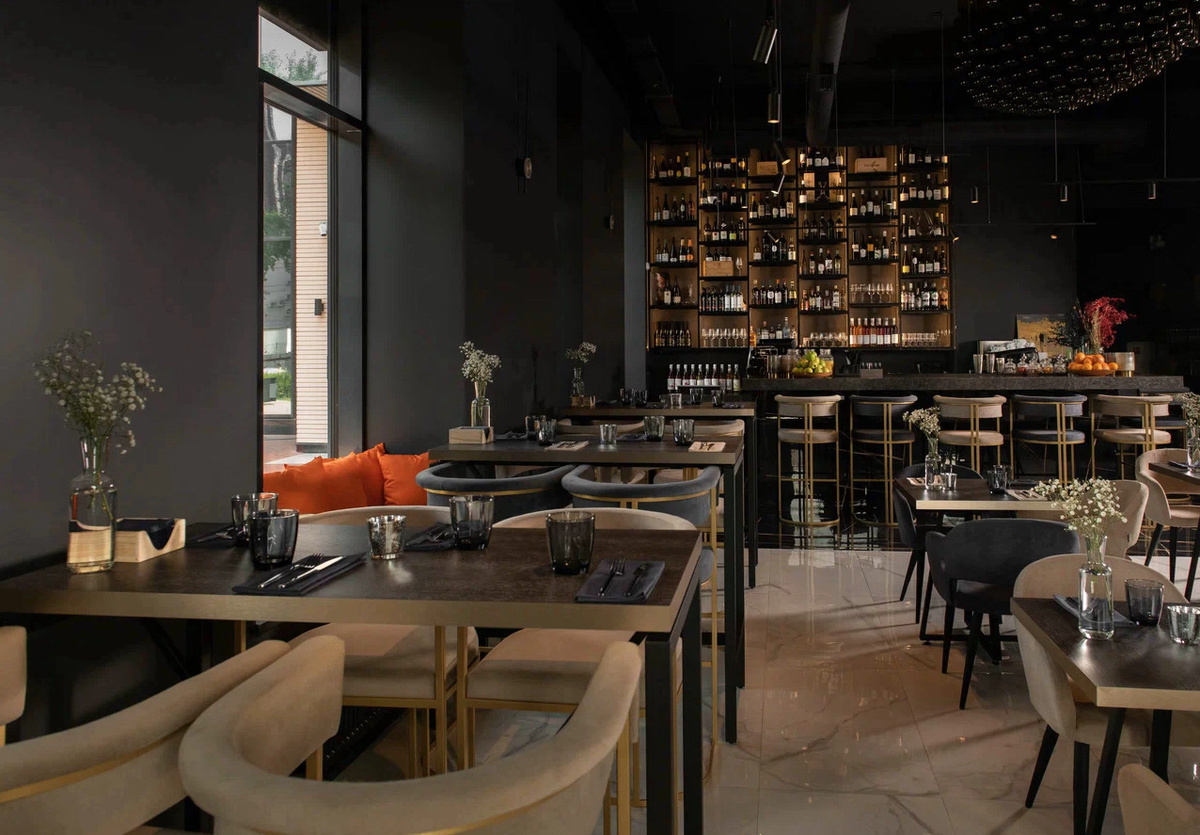 Покраска стен и потолка в ресторане ONLY WINE Маяк