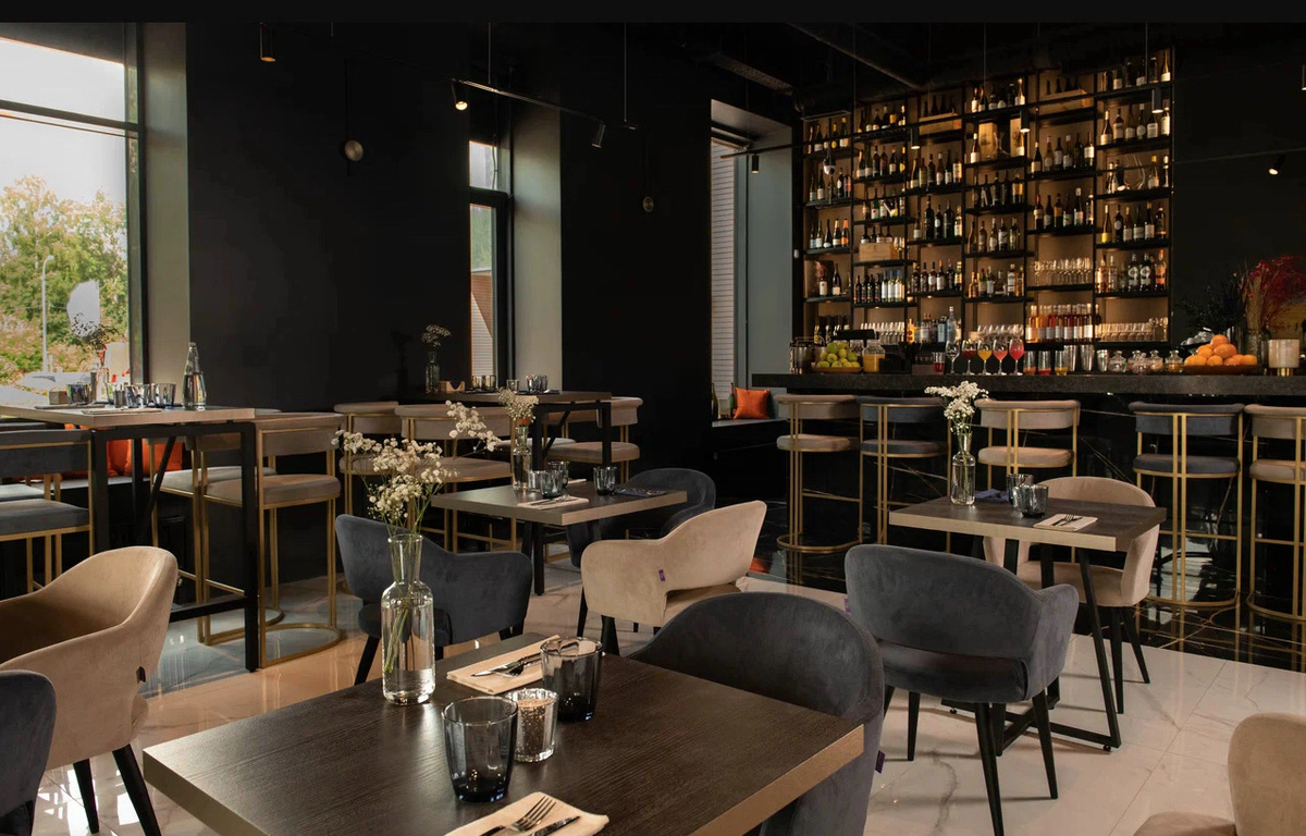 Покраска стен и потолка в ресторане ONLY WINE Маяк
