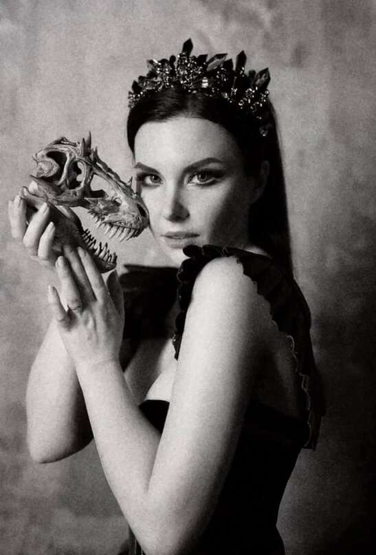 Елена в образе Мины из грядущей постановки мюзикла Дракула от стремянки.