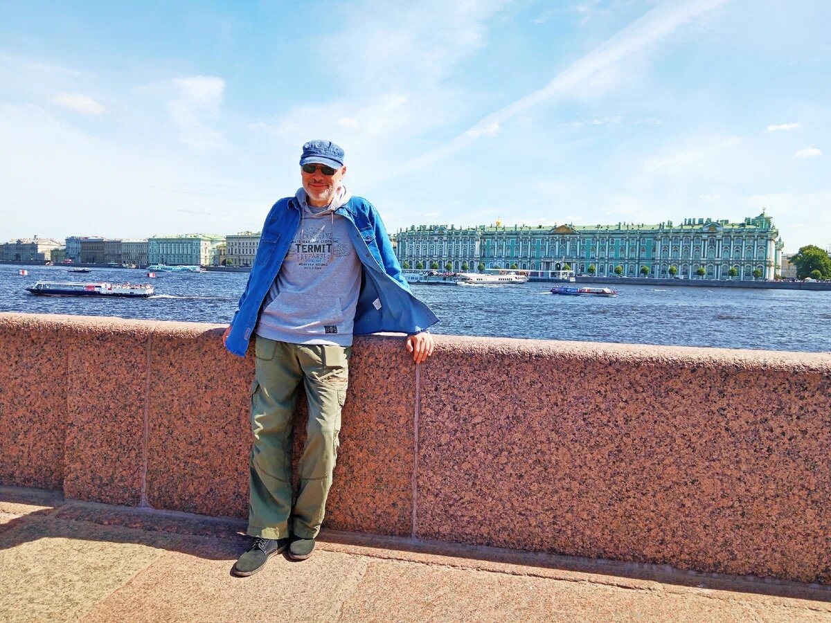 Михаил Лекс, автор рассказа и канала. Санкт-Петербург, вид на Неву и «Эрмитаж»