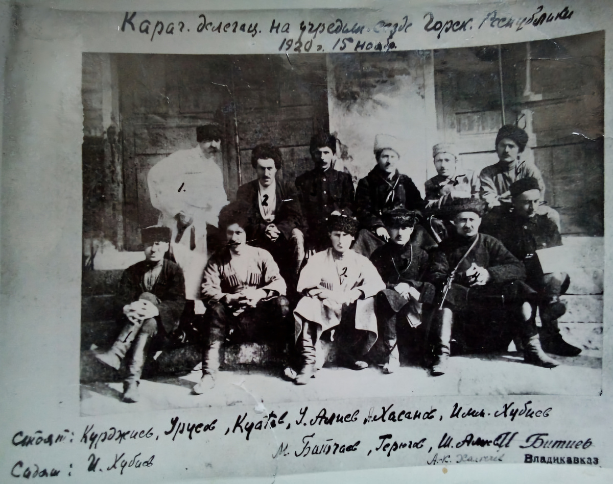  Делегация Карачая- участник съезда в Владикавказе, провозгласившей образование Горской Республики. 15 ноябрь 1920г. Второй ряд, стоят слева направо: Курджиев Курман, Урусов Мудалиф, Куатов Рамазан, Алиев Умар, Хасанов, Иммолат Хубиев, Первый ряд, сидят Ислам Хубиев, М.Батчаев, Герюгов, Ш.Алиев, А-К.Хапчаев,
