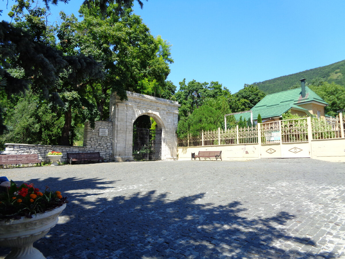 Некрополь в Пятигорске 2023 г Фотографировала дочь София