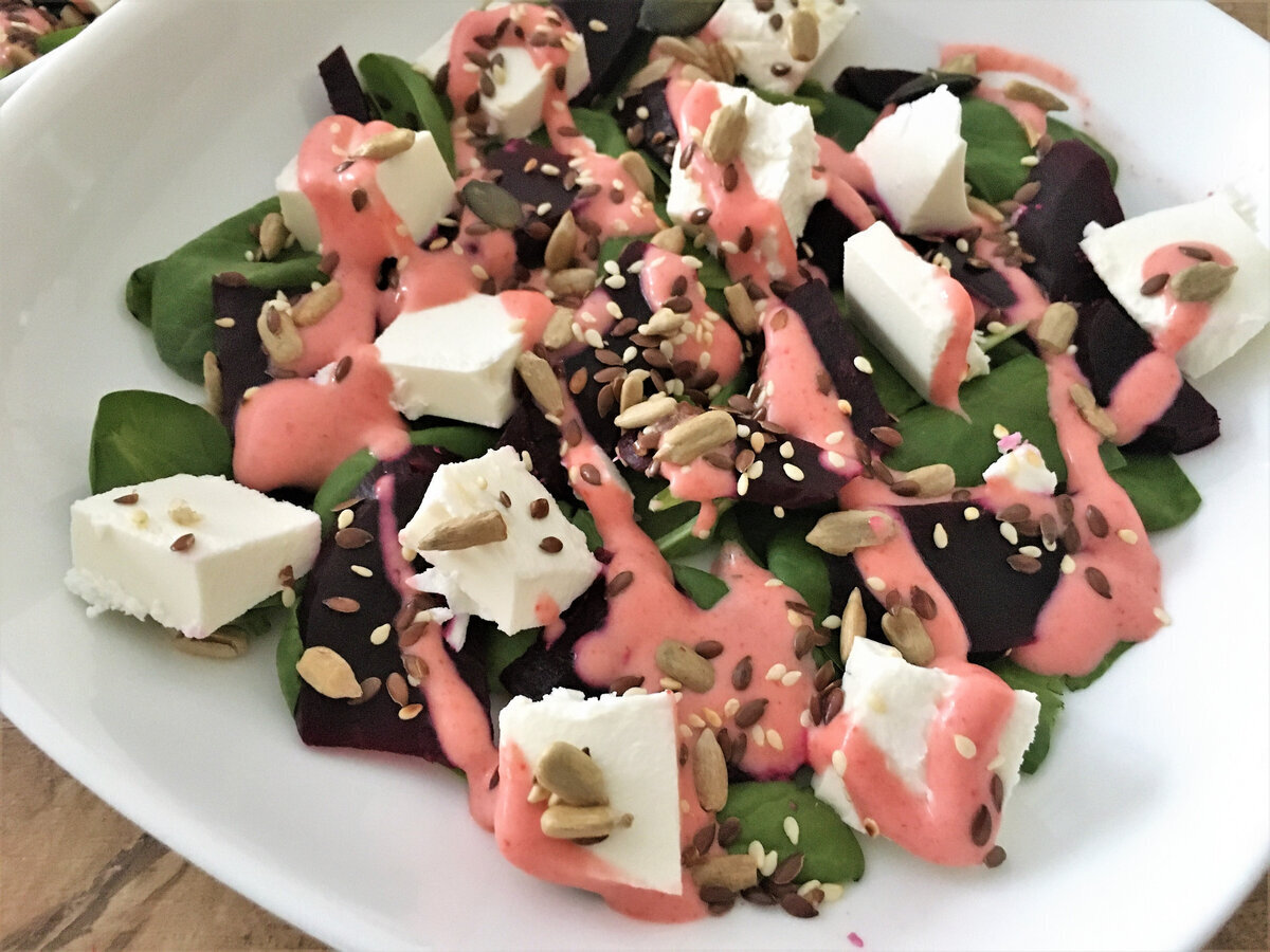 Салат тыква руккола фета. Месклун с кедровыми орешками. Тыква тофу руккола. Салат сыр семечки. Салат с кедровыми орехами.
