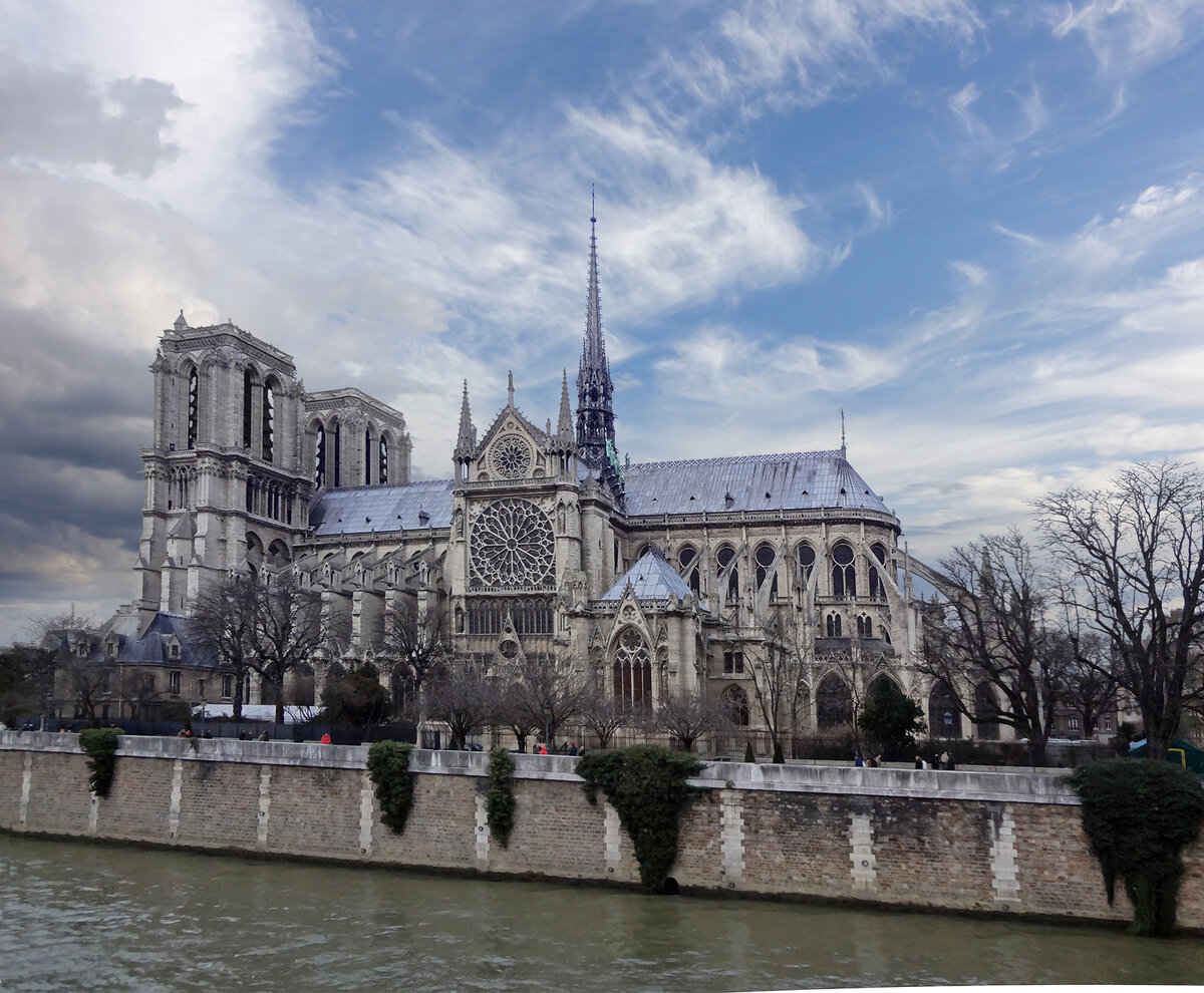 Фото автора за год до пожара. Собор Парижской Богоматери. Франция.