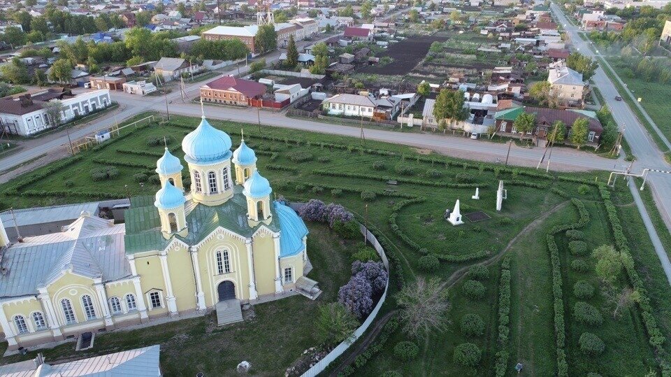 Поселок, в котором живет Люба, немаленький, зажиточный и в области на слуху. Возможно, кто-то из моих земляков его узнает