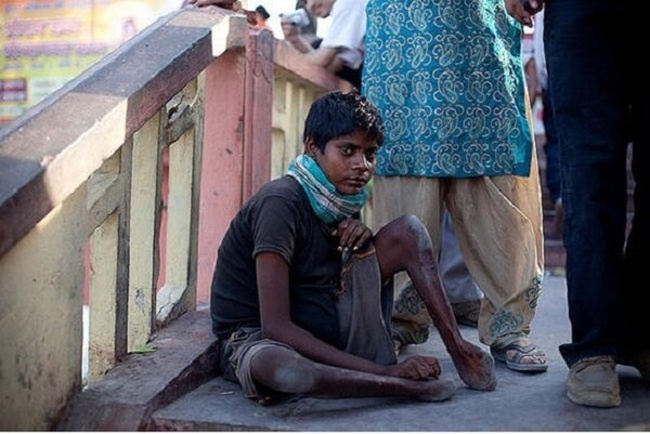 Калека в Индии. Источник: indowaves.wordpress.com
