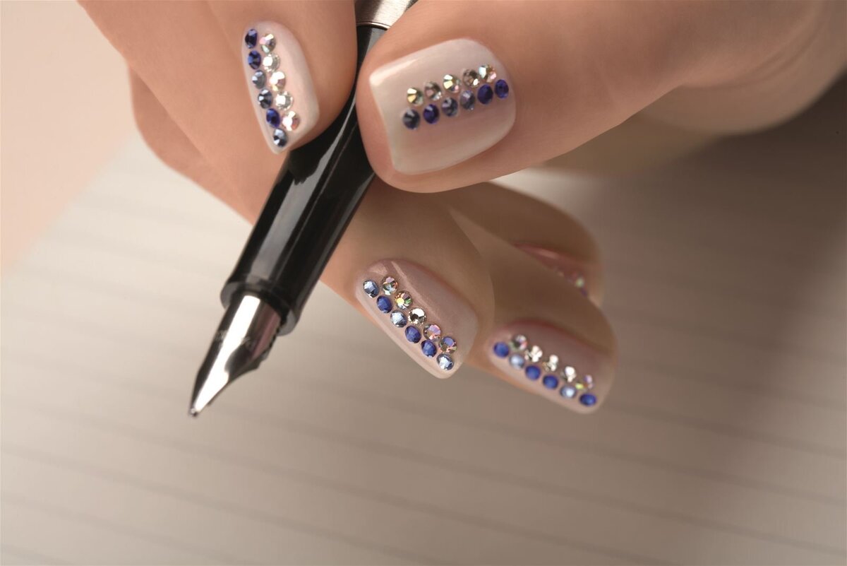 Дизайн ногтей со стразами