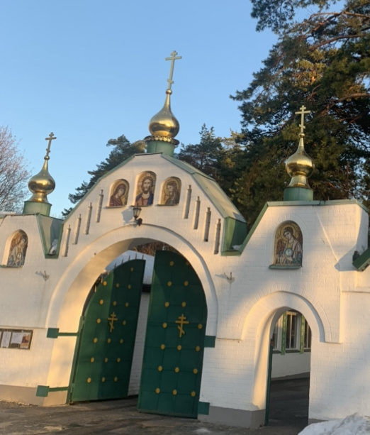 В качестве иллюстрации входные ворота в Крестоводвиженский женский монастырь в МО