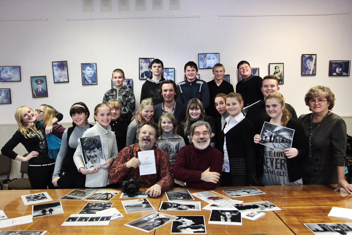 Мастера ИПЛФ Сергей Шахиджанян, Владимир Вяткин и Василий Прудников с воспитанниками Ченцовского детского дома Костромской области во время семинара "ФотоКолесо".