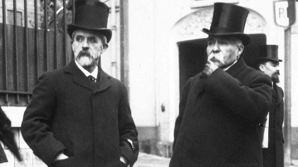    1893 год. Полицейский префект Парижа Луи Лепин вручает первые водительские права неизвестному автомобилисту Agence Rol / Bibliotheque nationale de France