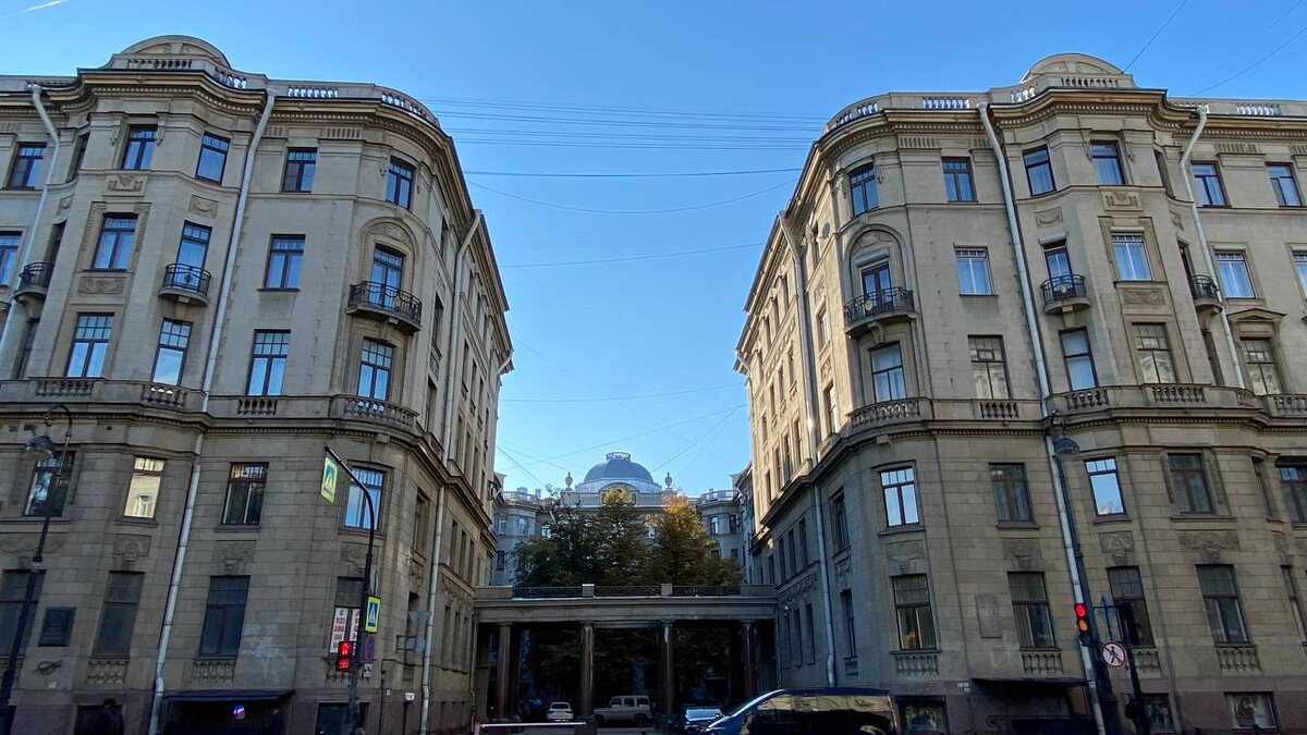 Дом трех Бенуа со стороны Каменноостровского проспекта