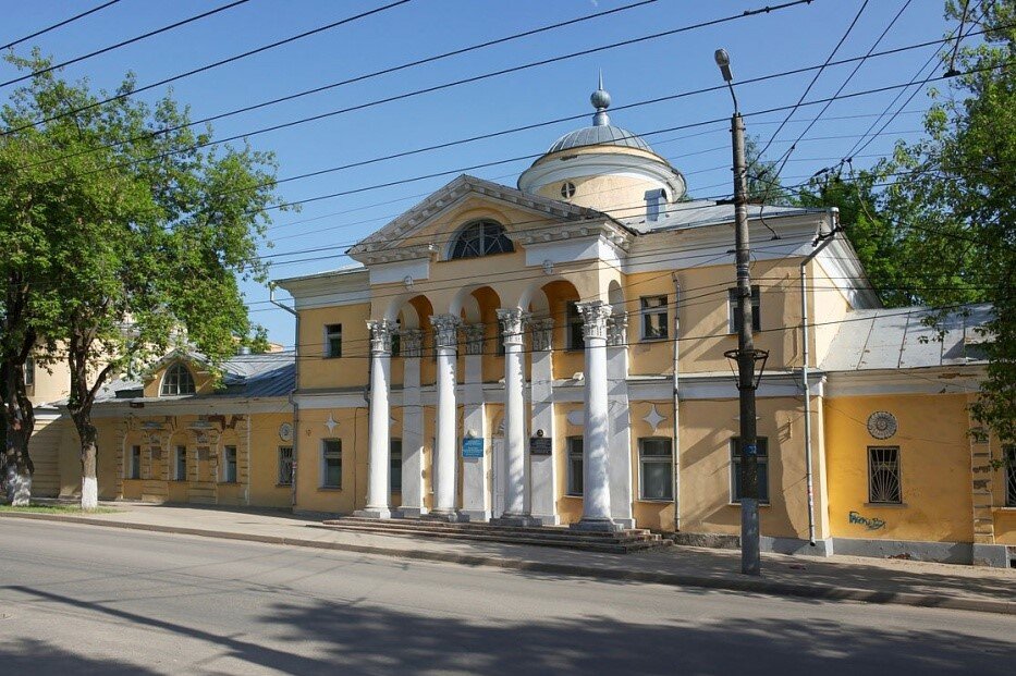 4 городская больница калуга. Хлюстинская богадельня Калуга. Калуга ансамбль Хлюстинской богадельни. 4 Больница Калуга. 4 Больница Хлюстина Калуга.