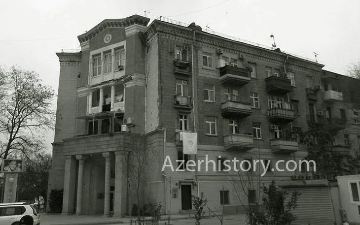 Здание, где раньше размещался кинотеатр Хазар. Между колоннами и был вход в кинотеатр