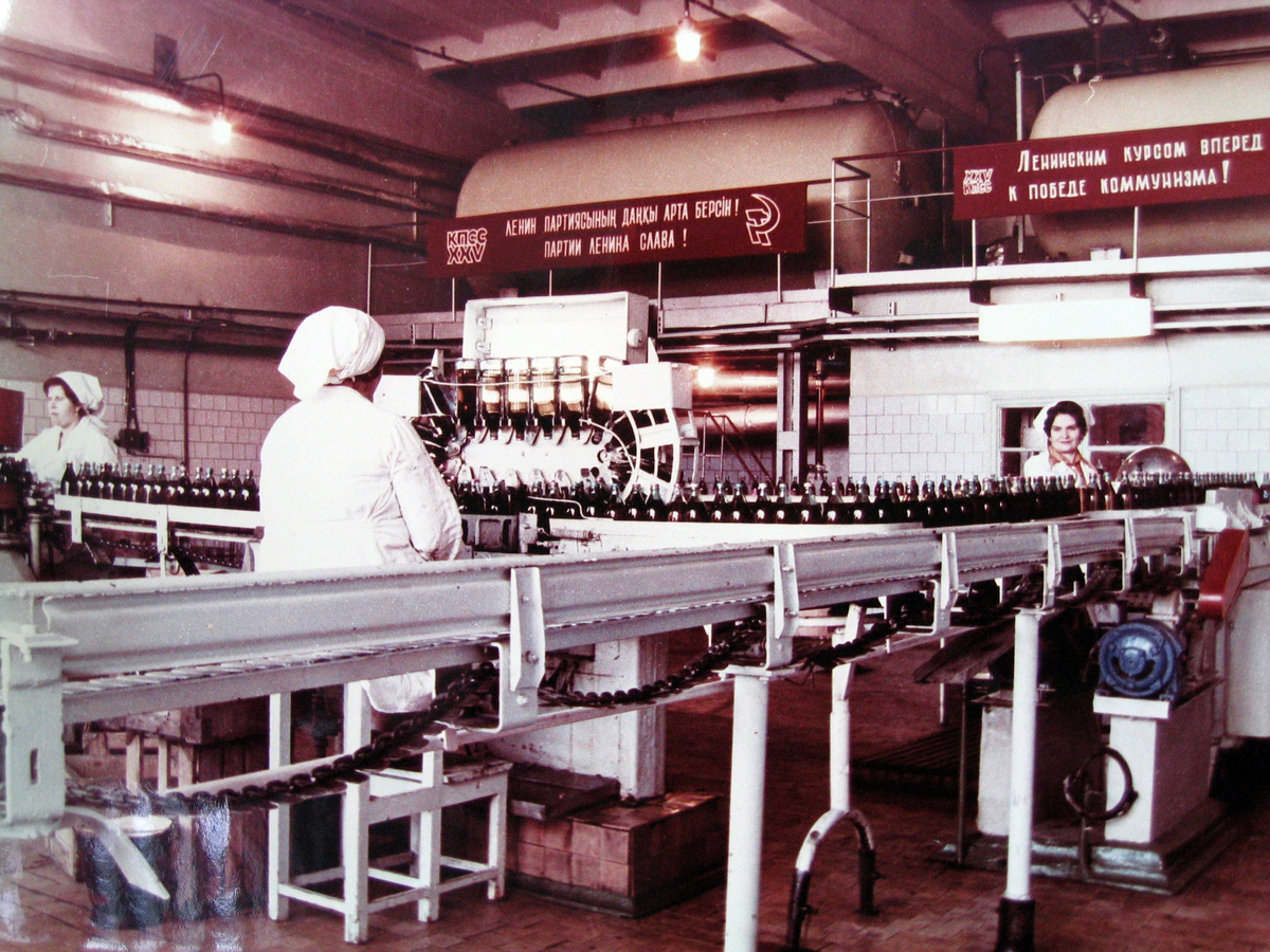 АО "Бахус". Линия розлива вина 1967 год. Фото взято с официального сайта АО "Бахус".