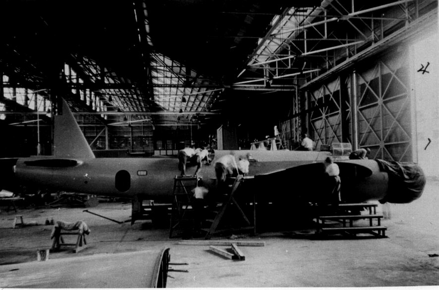 Сборка прототипа бомбардировщика Ki-49.