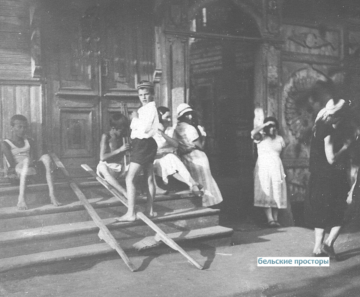 У дома № 93 по улице Пушкинской, 1930 г.