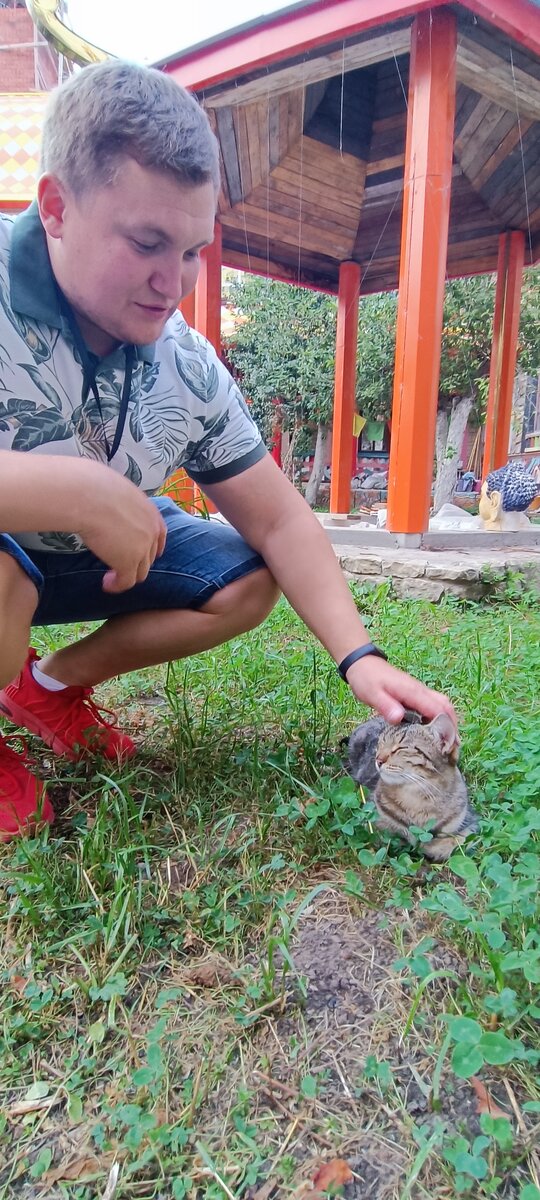 Глажу котика в Казани в храме всех религий....