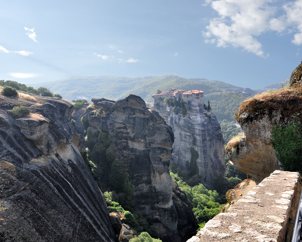 Средневековые православные монастыри Метеоры на отвесных скалах Фессалийской равнины. Греция.