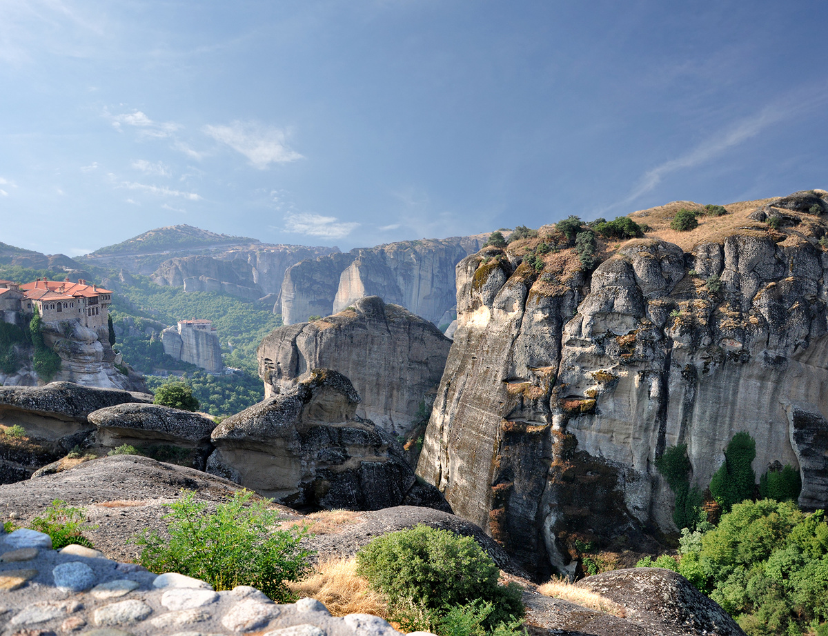 Вид на Метеоры и монастыри, если погода и гид будут на вашей стороне. Греция.