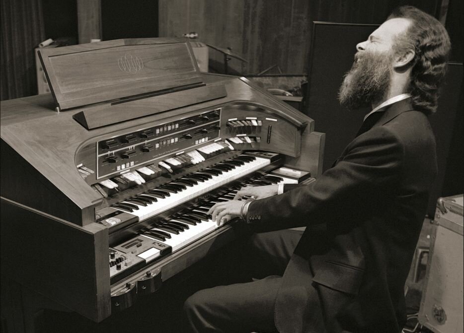 Гарт за органом Лоури. Фото John Scheele.