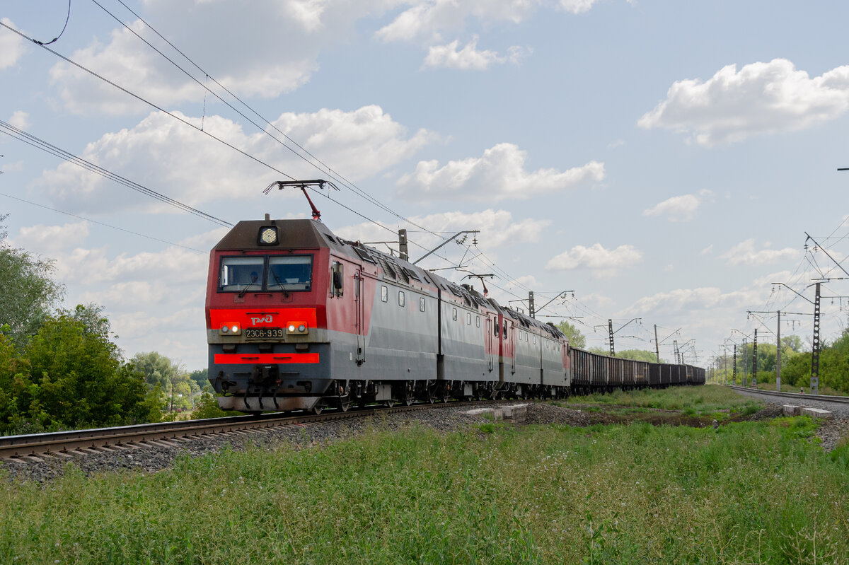 2ЭС6-939 Синара - почти новый электровоз, который на многих дорогах составляет большую часть локомотивного парка.