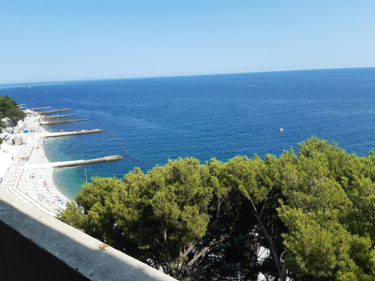 корпус в 50 м от моря, видна набережная санатория