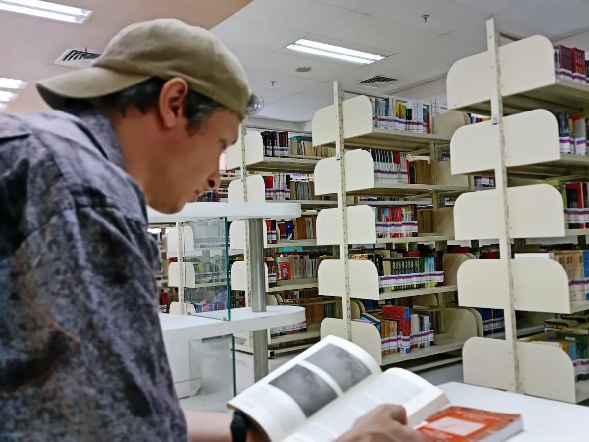 Автор в Национальной библиотеке Индонезии в Джакарте. Изучение редких материалов. Фото: Сигрид Салукоп.