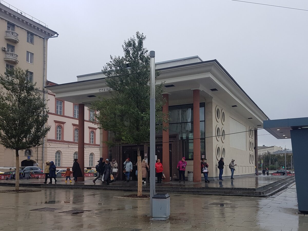 На этой стороне буквы МЕТРО не восстановили