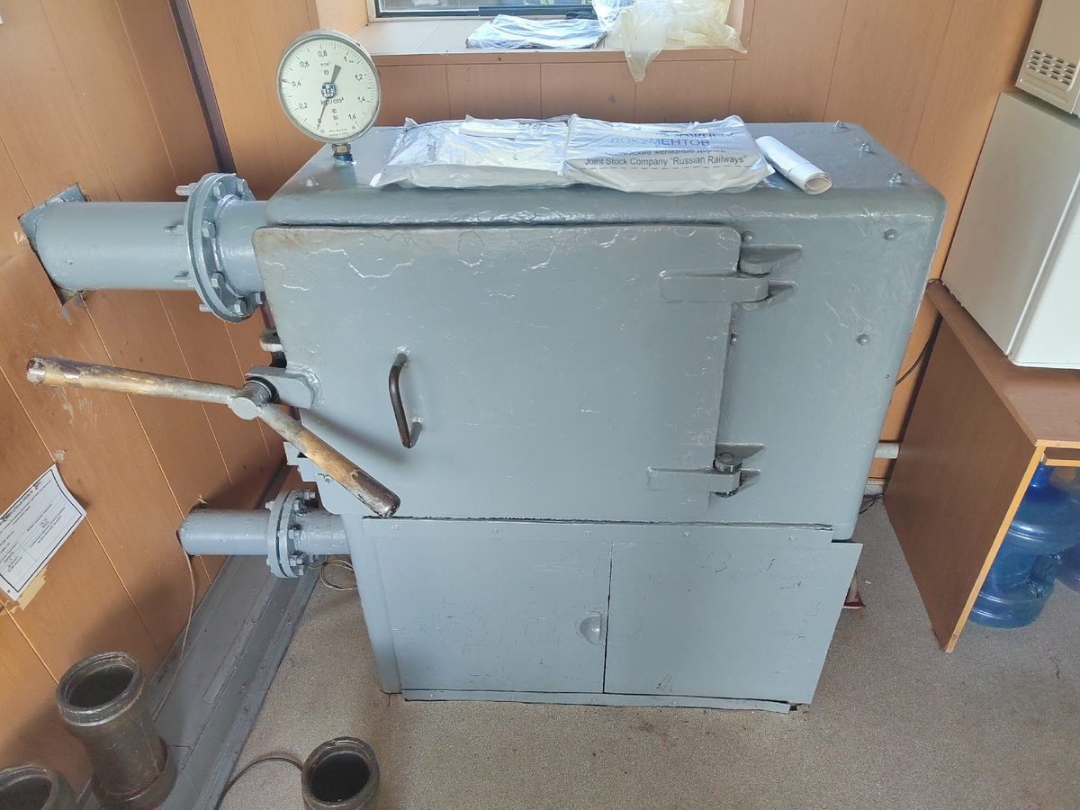 Приемник капсул, наверху лежат документ.