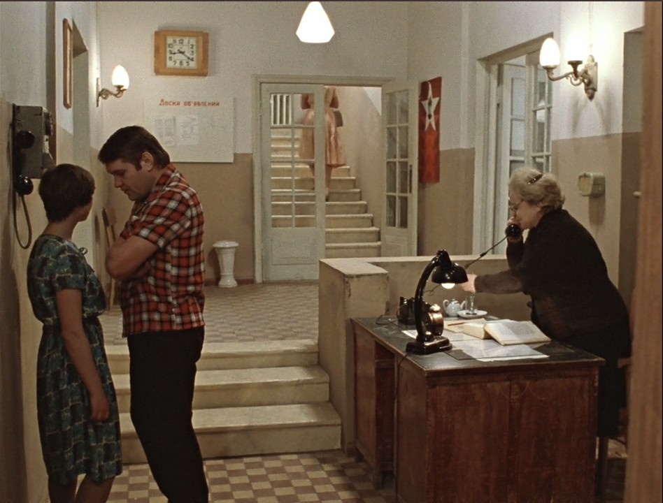 Вахтёрша в общежитии — Ах, вам Людочку?!.