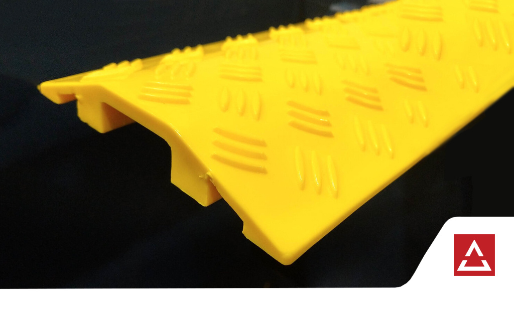 Пластиковый кабель-канал для небольших нагрузок