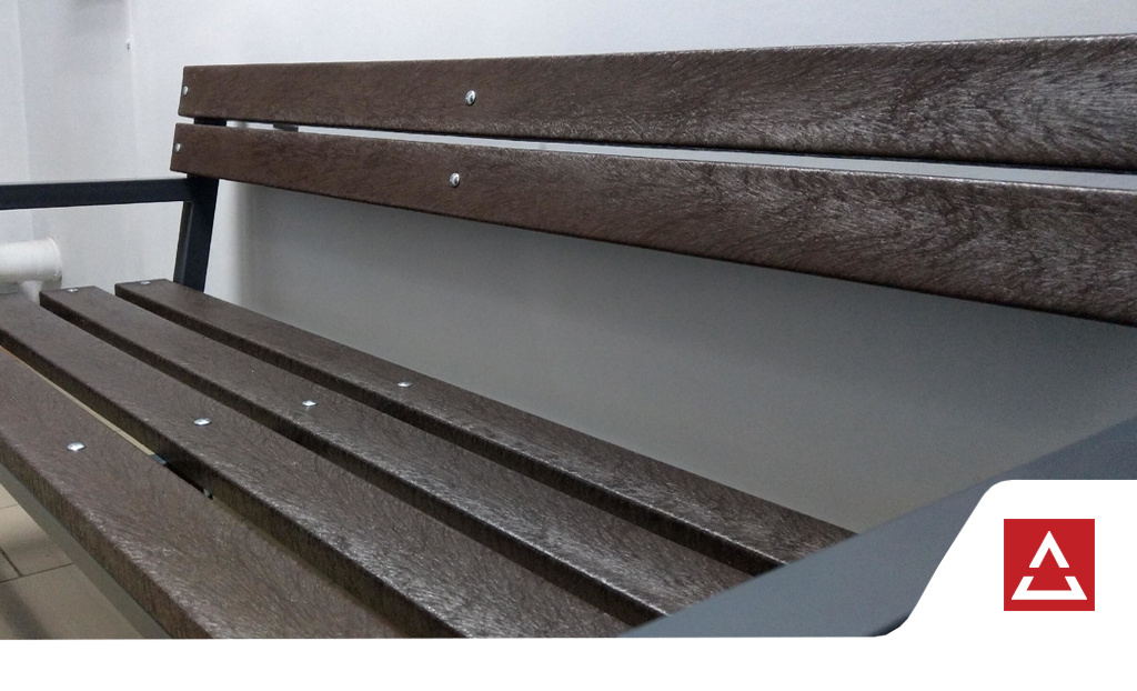 Применение пластиковой доски при производстве уличной мебели