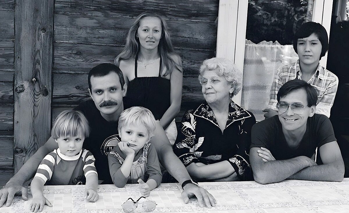 Первый раз Никита Михалков женился рано. По воспоминаниям режиссера, между ним и Анастасией Вертинской была большая любовь. Однако чувства молодых разбились о быт.