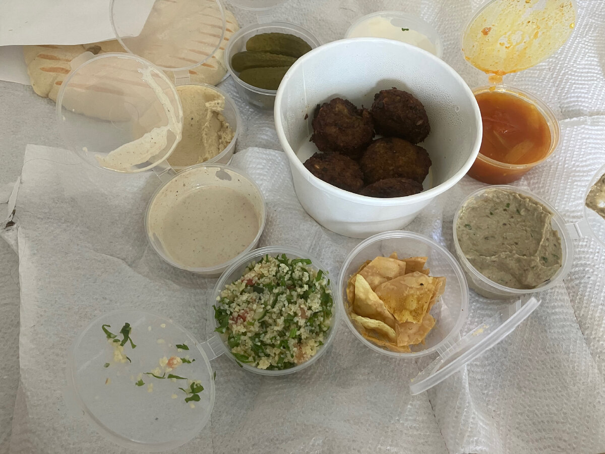 Сет израильских мезе: матбуха, хумус, бабуле, лабане, фалафель, тхина, пита