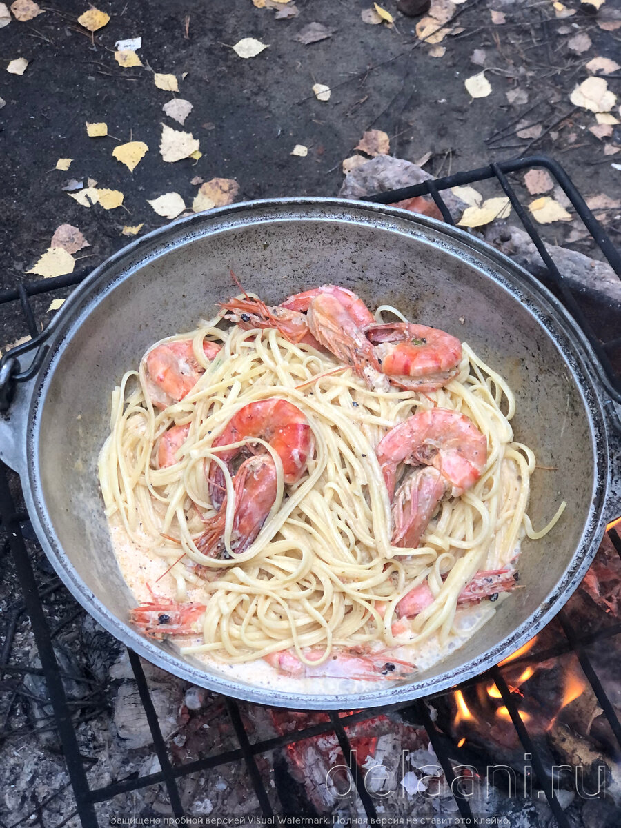 Быстрее, чем Доширак; вкуснее, чем Доширак; дешевле, чем Доширак. Готовим  пасту с креветками на костре в котелке | Каждодневные делАни | Дзен