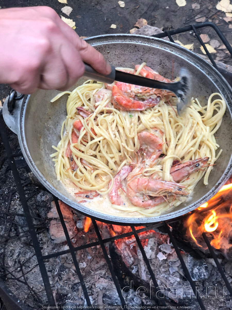 Быстрее, чем Доширак; вкуснее, чем Доширак; дешевле, чем Доширак. Готовим  пасту с креветками на костре в котелке | Каждодневные делАни | Дзен