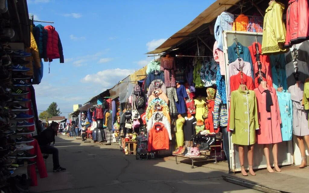 Рынки кировской области. Вещевой рынок в Чолпон Ата. Рынок одежды. Вещи с рынка. Базар одежда.