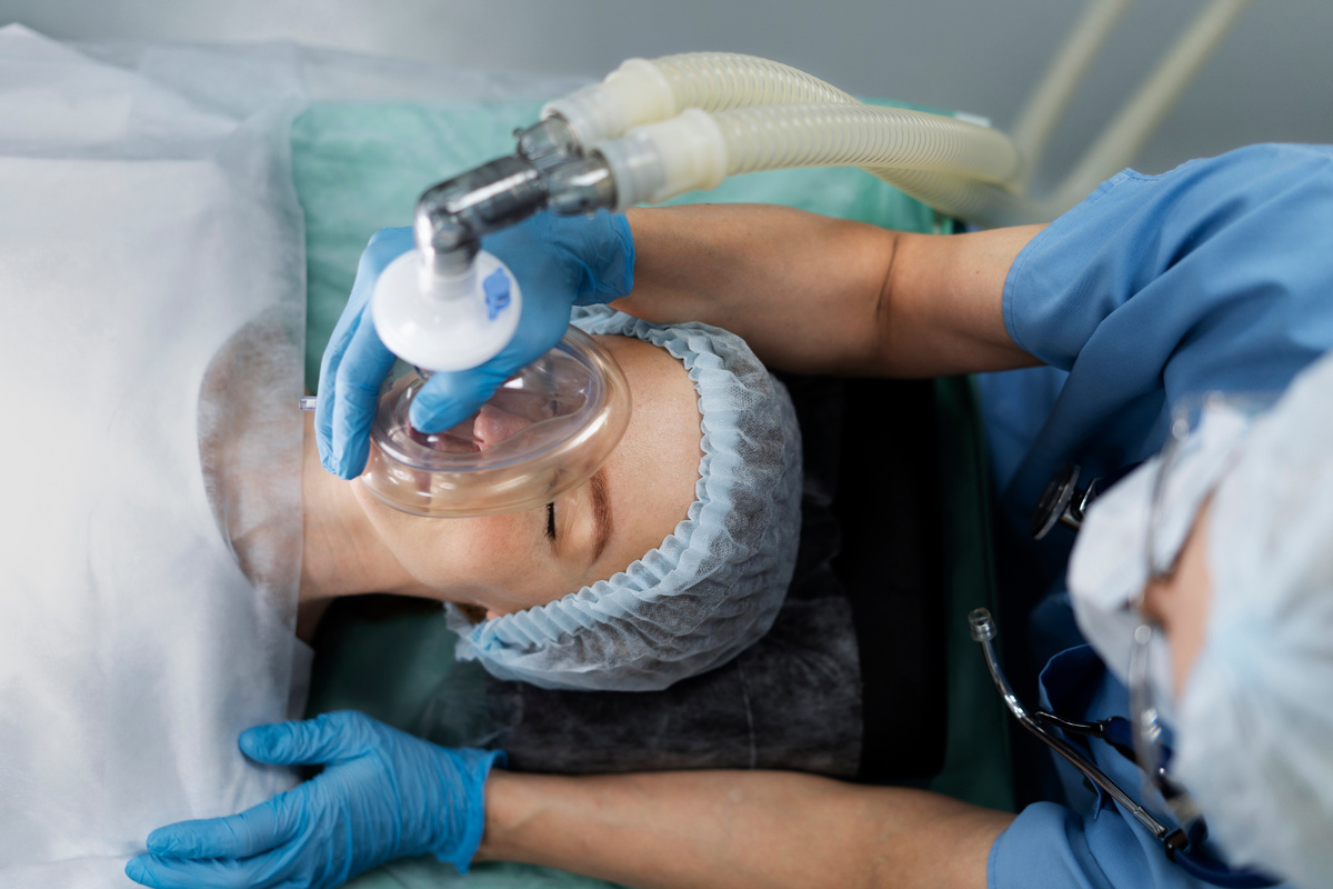 Источник изображения: <a href="https://ru.freepik.com/free-photo/nurse-putting-oxygen-mask-patient_25166261.htm#fromView=search&page=2&position=26&uuid=b2157270-716a-4f11-965b-68c3506ef1de">Изображение от freepik</a>