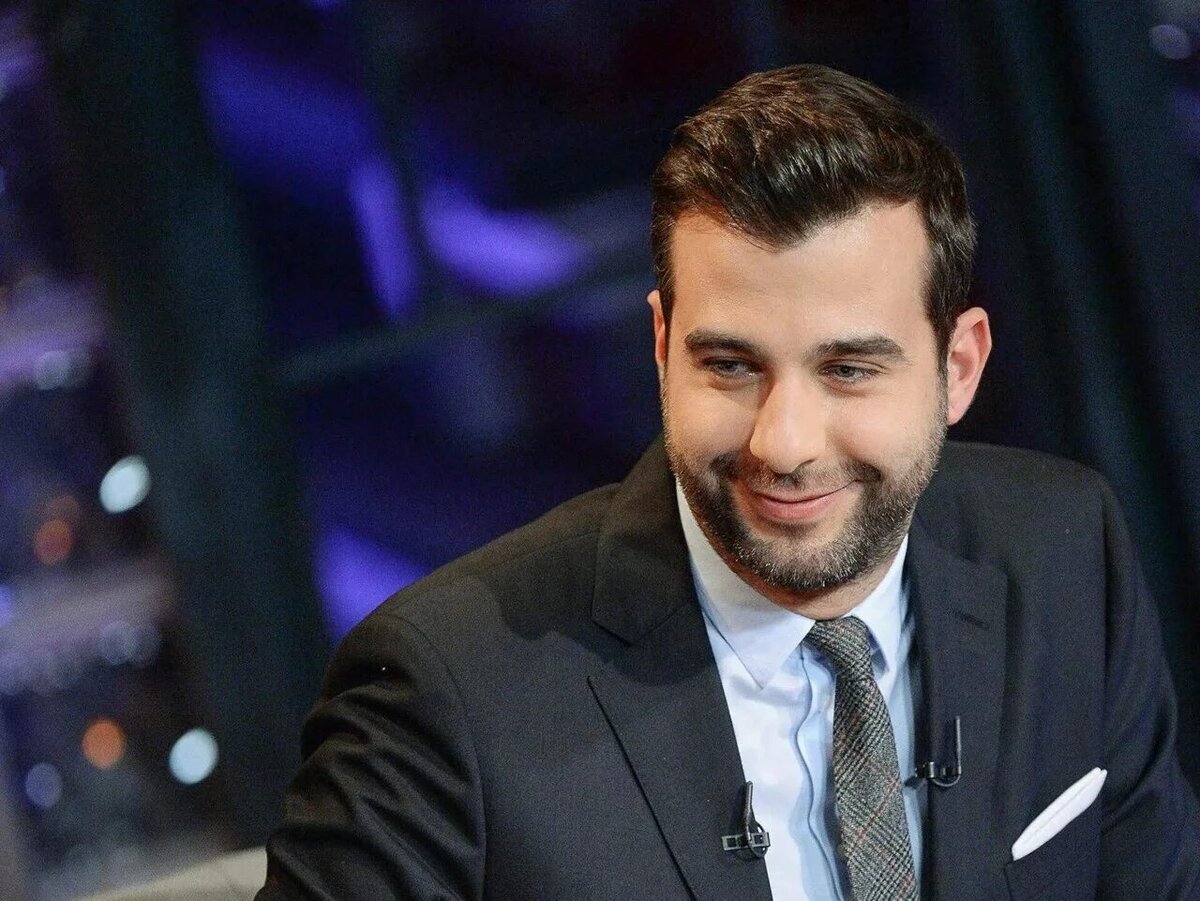 Иван Андреевич Ургант — российский актер, шоумен, теле- и радиоведущий, композитор, продюсер, сценарист и режиссер.