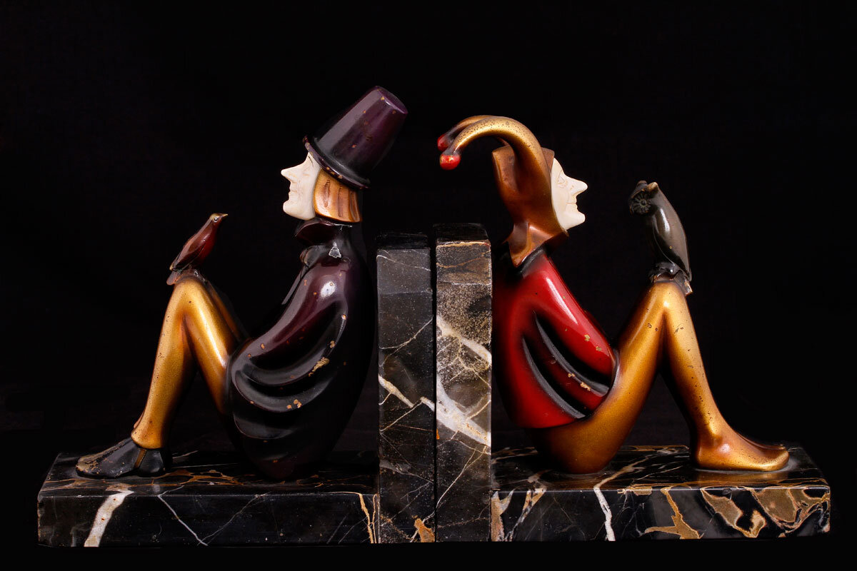 Из коллекции Мануэля Андраде: Roland Paris, парные подставки под книги - book-ends - выполнены в хрисоэлефантинной технике. Бронза, патинирование, холодное окрашивание, слоновая кость, резьба, постаменты - мрамор, 1930, Музей ар нуво и ар деко, Саламанка, официальный сайт - www.museocasalis.org 