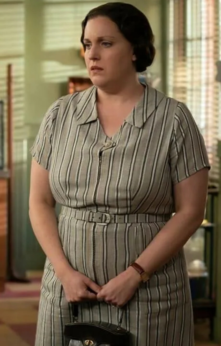 Элисон Толман во втором сезоне «Почему женщины убивают» . Популярная актриса для решения этой проблемы прибегла к липосакции второго подбородка и холки. Но мы рассмотрим другие методы