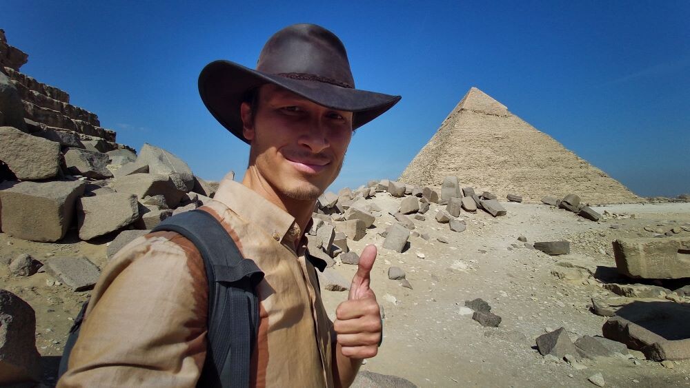 Автор у пирамиды Микерина с видом на пирамиду Хефрена. Гиза, Египет