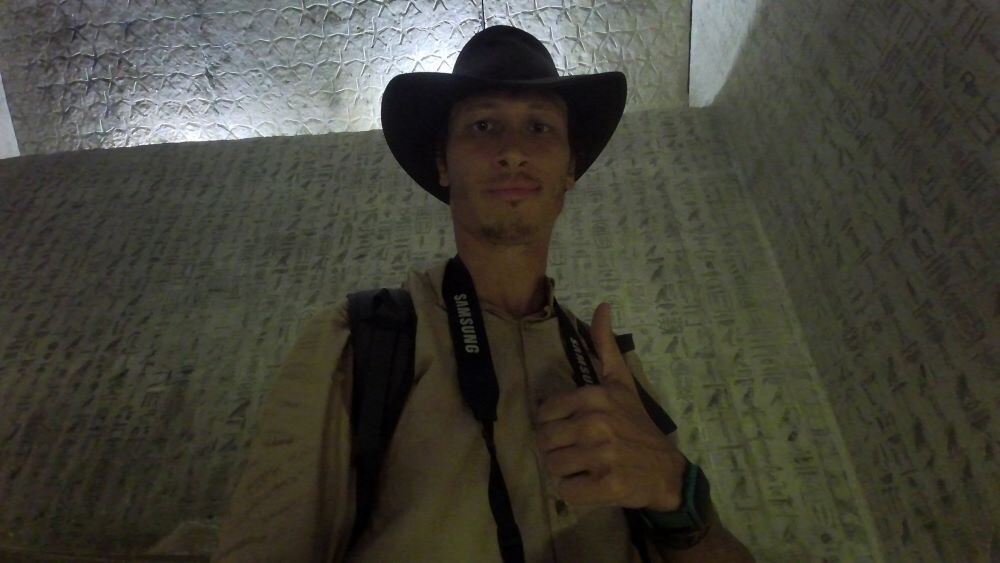 Автор на фоне текстов пирамид в пирамиде Унаса, Саккара, Египет