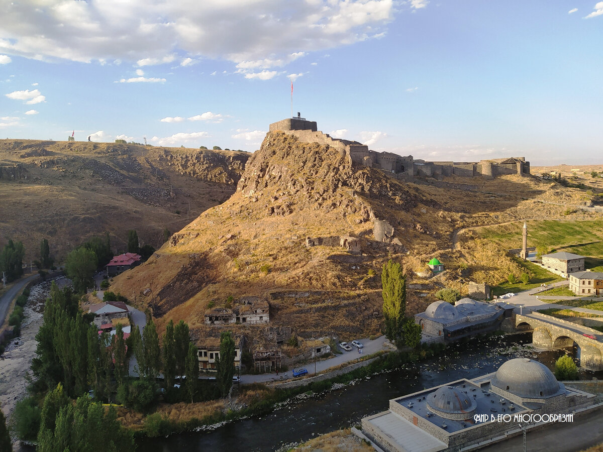 Крепость Карс величественно возвышается над городом. Фотографий будет очень много