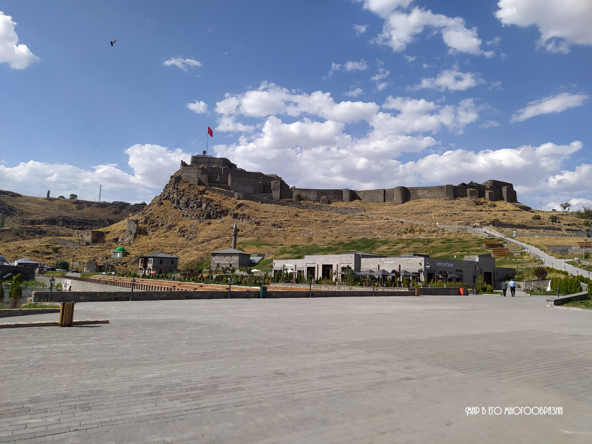 Пространство у подножия горы облагородили. Ранее здесь ютились глинобитные домики