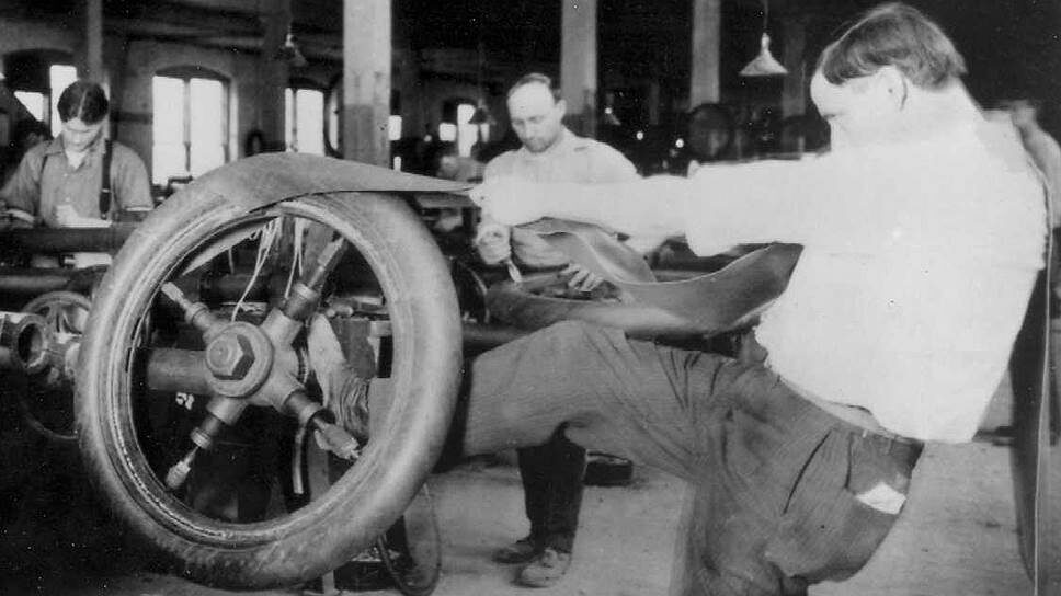    1898 год. В Огайо (США) основана компания по производству автомобильных шин Goodyear Goodyear
